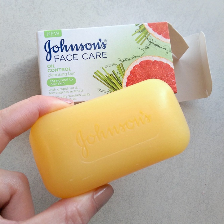 Johnson's Oil Control cleansing bar